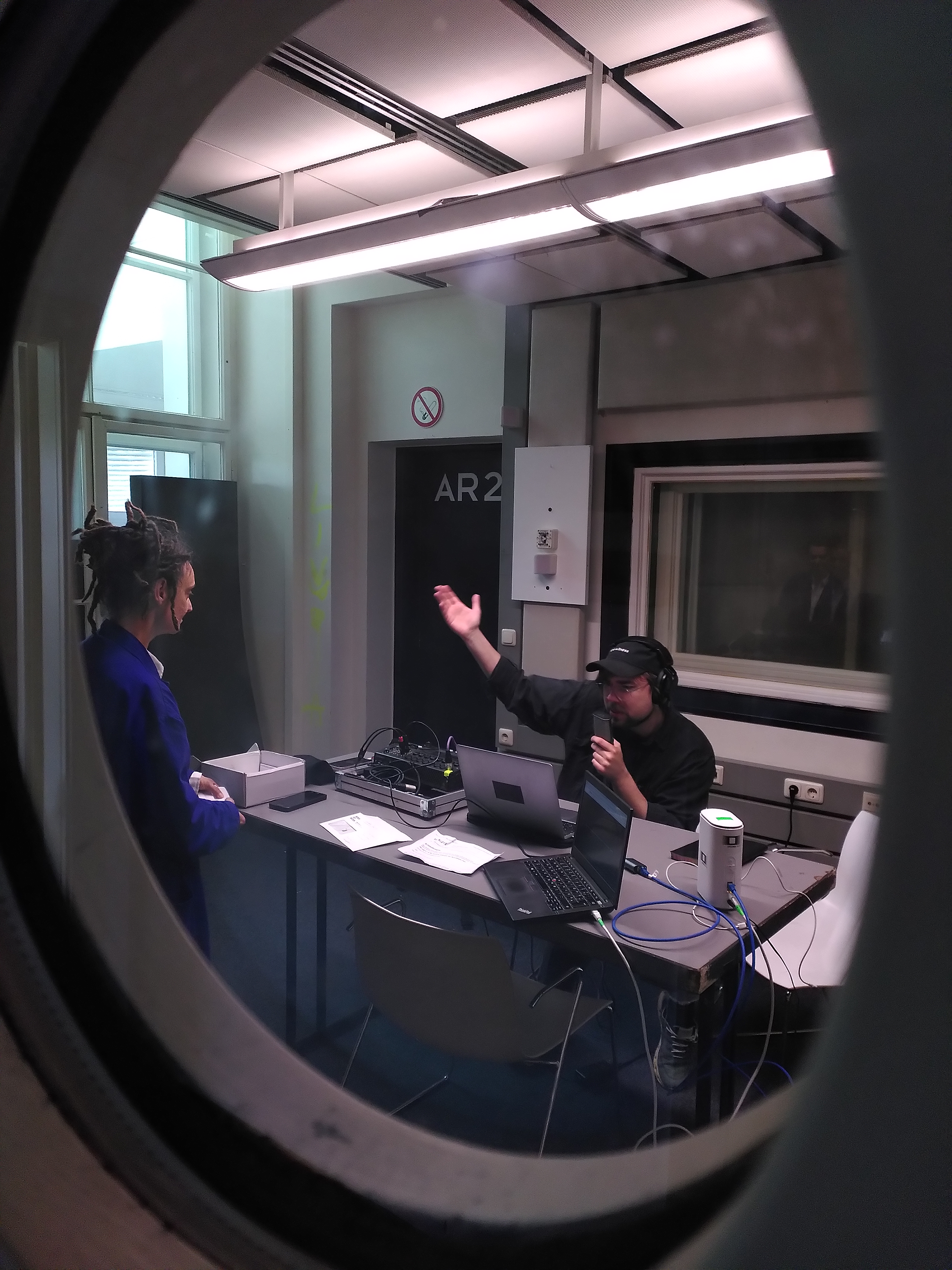 Johann spricht im Studio des Freien Radio der Republik im Funkhaus ins Mikrofon