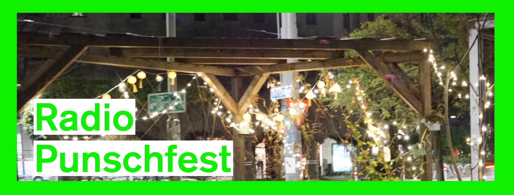 Foto von der beleuchteten mit Leuchtketten behangenen Grätzloase am Abend, etwas blurry