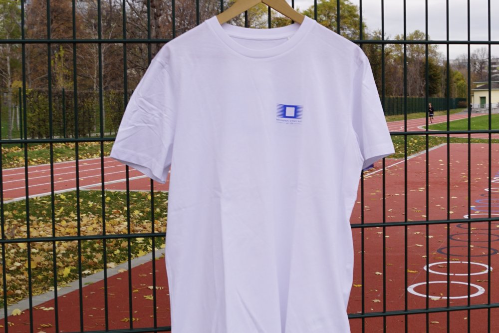 weißes T-Shirt, blauer Print