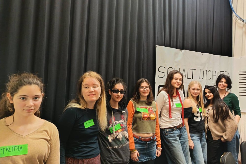 Mädchen im Studio und am Mikrofon